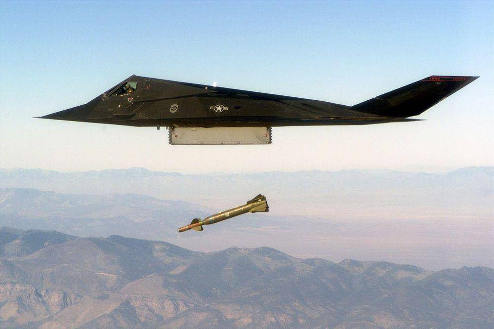 pesawat siluman F-117 Nighthawk merupakan pesawat penyerang (US Air Force/Msgt Edward Snyder)