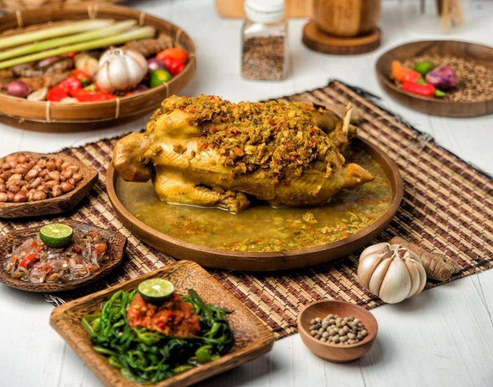 Ayam betutu (instagram.com/hyparagraph)