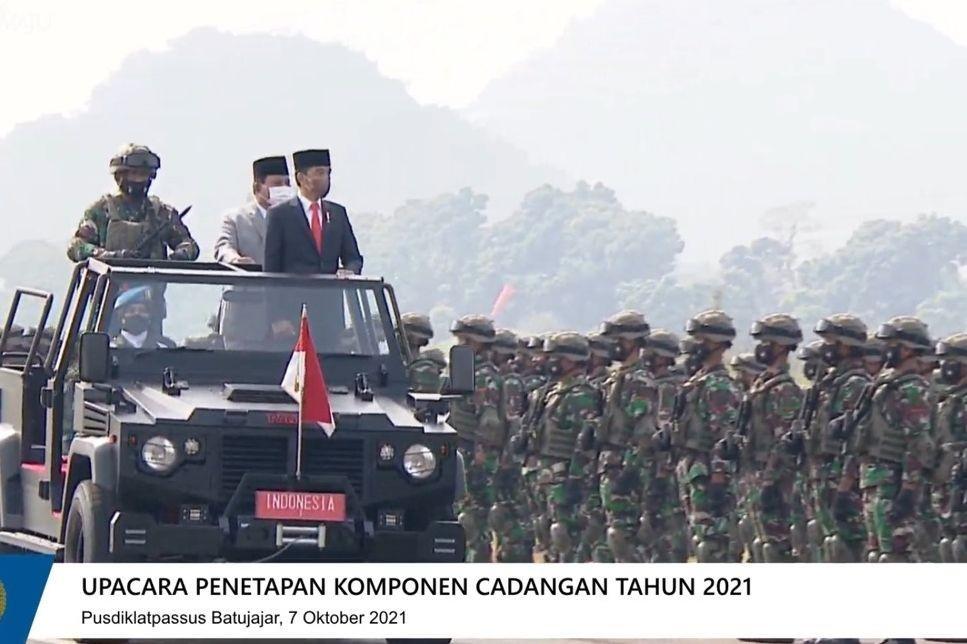 8 Aksi Komcad TNI saat Unjuk Keahlian di Depan Jokowi, Bikin Terpukau!