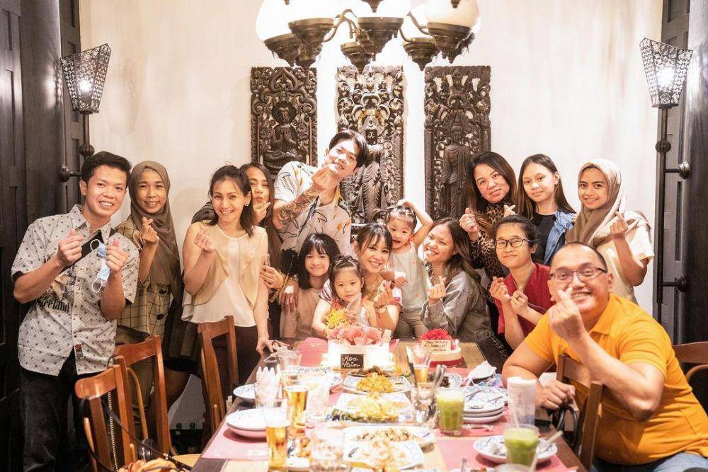 keluarga Lee Jeong Hoon bareng asisten dan pengasuh anak (instagram.com/leejeonghoon)