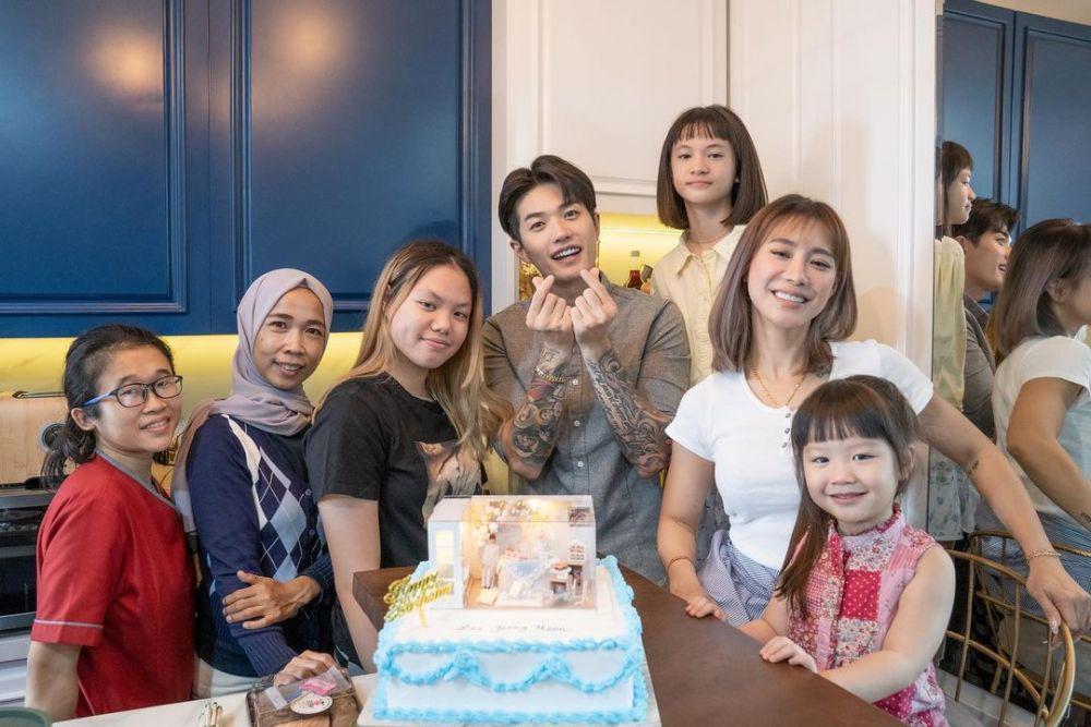 9 Potret Lee Jeong Hoon Bareng Asisten dan Pengasuh Anak bak Keluarga!