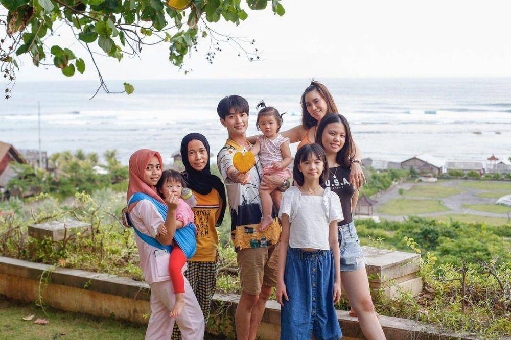 keluarga Lee Jeong Hoon bareng asisten dan pengasuh anak (instagram.com/leejeonghoon)