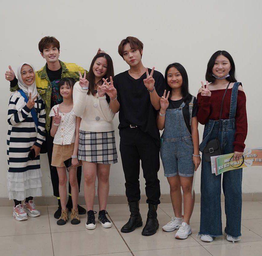 keluarga Lee Jeong Hoon bareng asisten dan pengasuh anak (instagram.com/leejeonghoon)