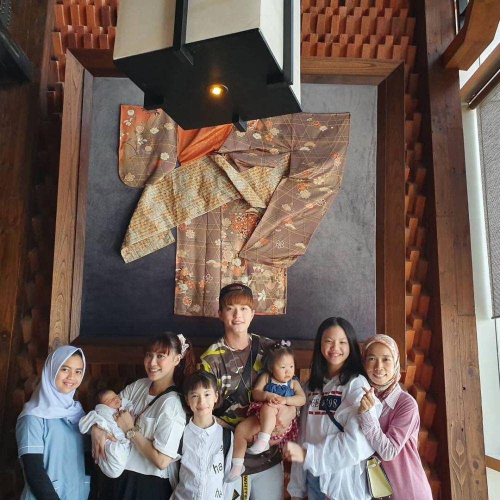 keluarga Lee Jeong Hoon bareng asisten dan pengasuh anak (instagram.com/leejeonghoon)