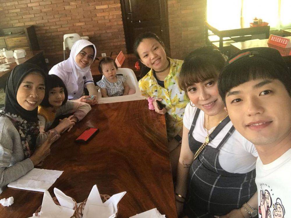 keluarga Lee Jeong Hoon bareng asisten dan pengasuh anak (instagram.com/leejeonghoon)