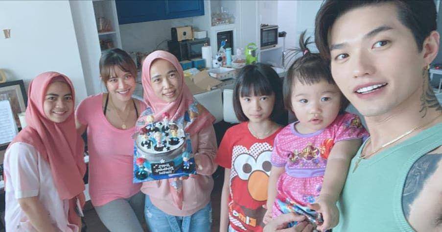 keluarga Lee Jeong Hoon bareng asisten dan pengasuh anak (instagram.com/hartini2510)