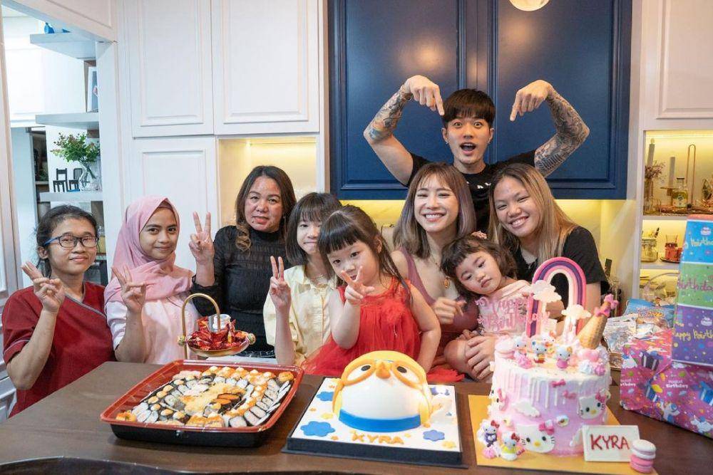 keluarga Lee Jeong Hoon bareng asisten dan pengasuh anak (instagram.com/leejeonghoon)