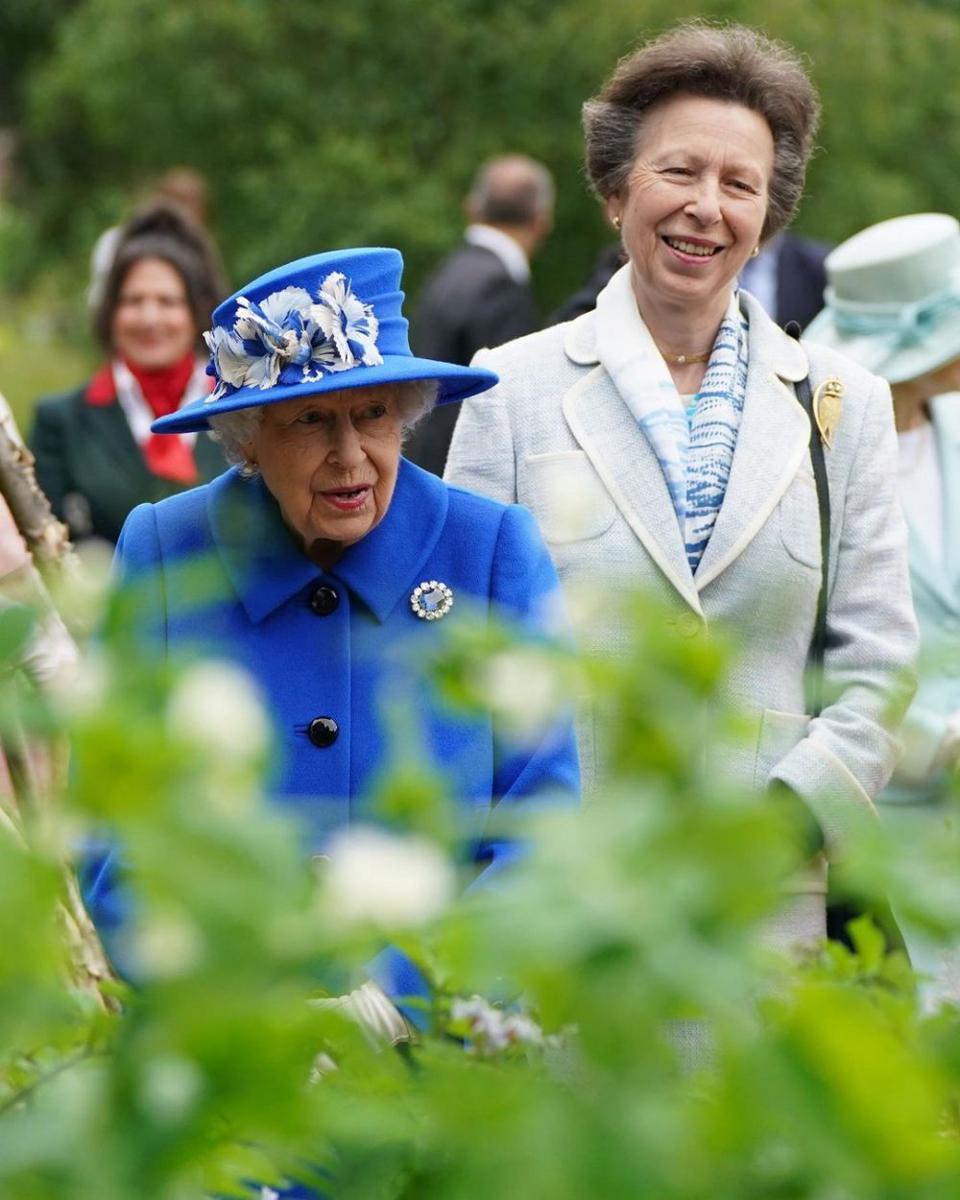 Queen Elizabeth II dan Anne, Princess Royal (instagram.com/hellomag)