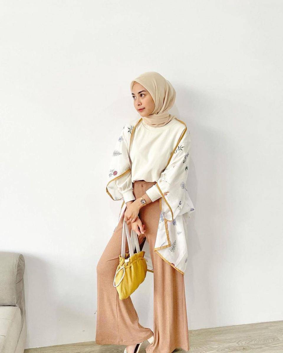 Outfit Dianty mengenakan scarf outer (instagram.com/diantyy.a)