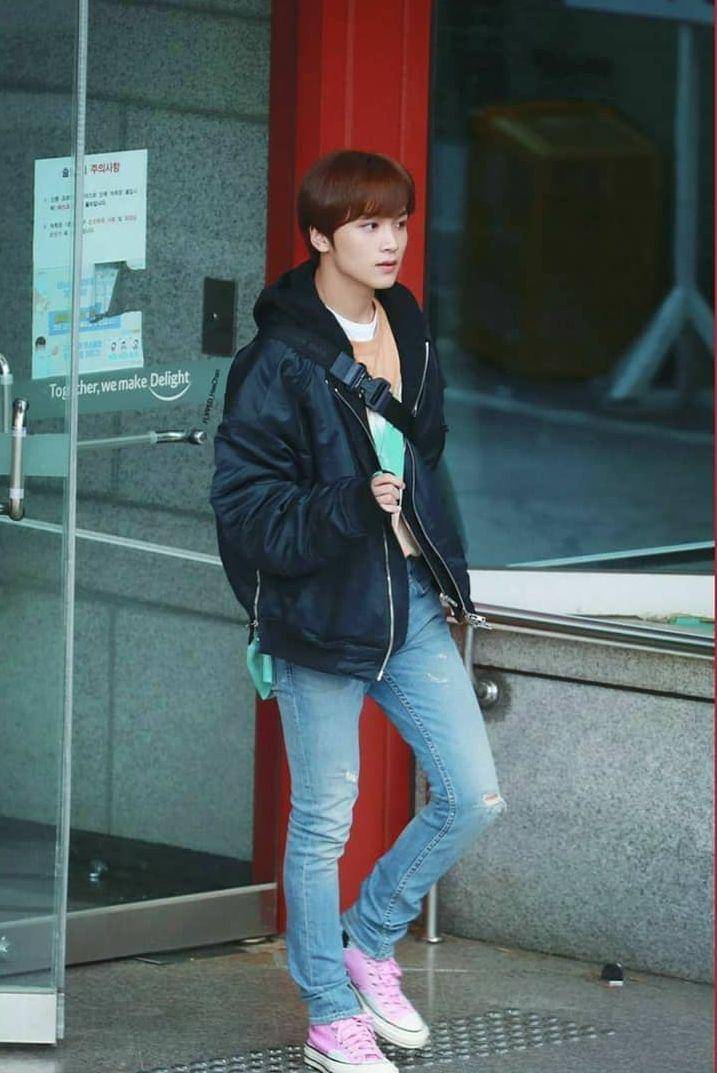 Outfit serba hitam Haechan NCT (instagram.com/nctchilldream)