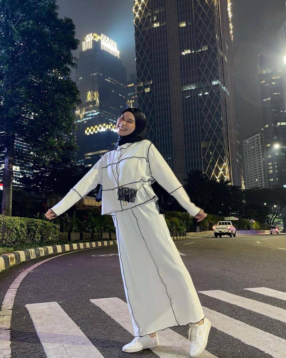 Outfit Astri Ratnasari mengenakan reverse seam (instagram.com/nasariastri)