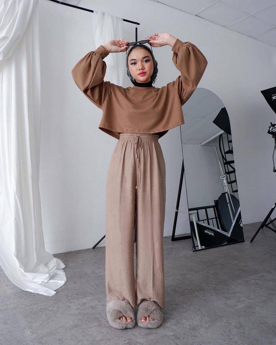 Outfit Nadya Aisha mengenakan atasan crop top (instagram.com/adiva.selsa)