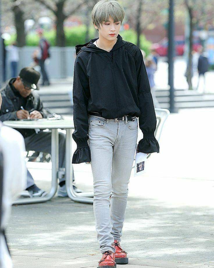 Outfit serba hitam Haechan NCT (instagram.com/nctunited00)