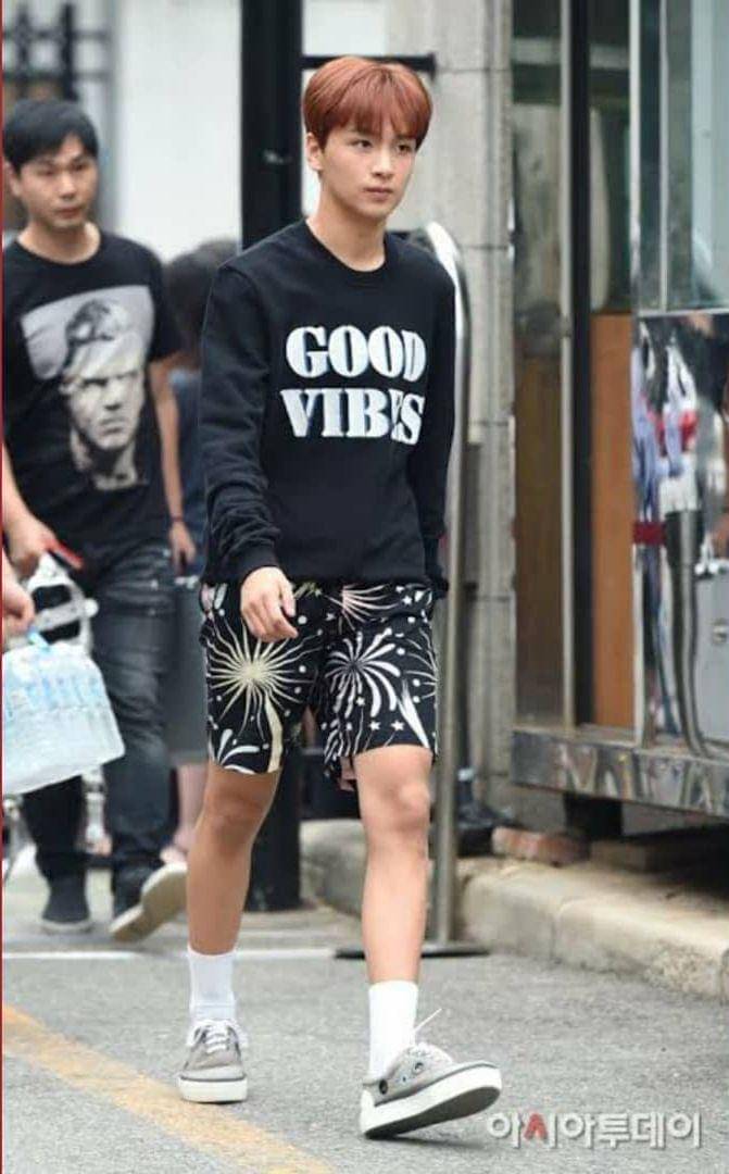 Outfit serba hitam Haechan NCT (instagram.com/nctchilldream)