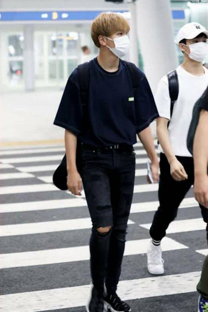 Outfit serba hitam Haechan NCT (instagram.com/nctchilldream)