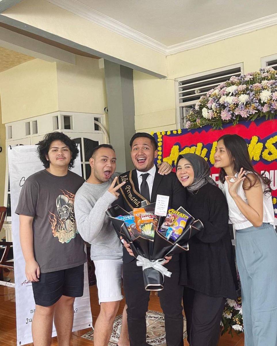 potret kelulusan Adhi Permana (instagram.com/adhipermana_)
