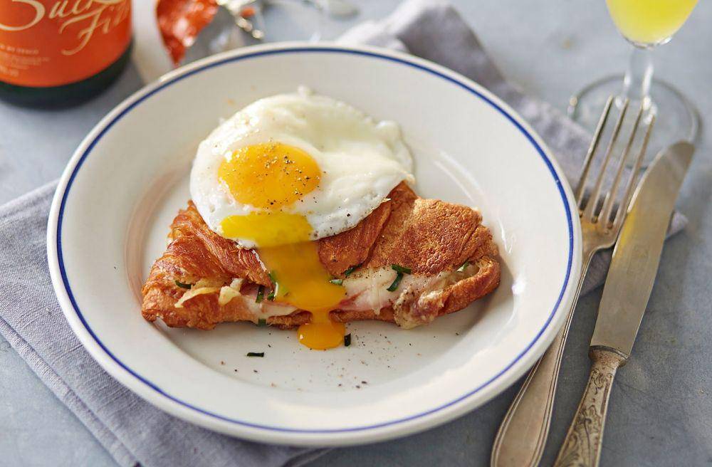ilustrasi croissant croque madame (realfood.tesco.com)