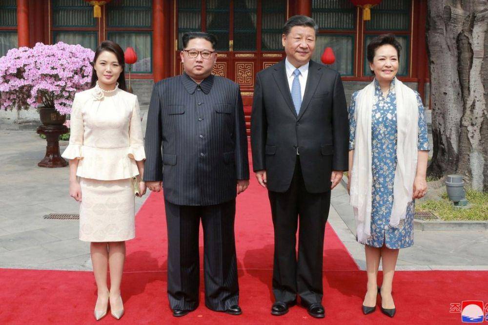 potret Ri Sol Ju dan Kim Jong Un bersama presiden dan ibu negara China (.scmp.com)