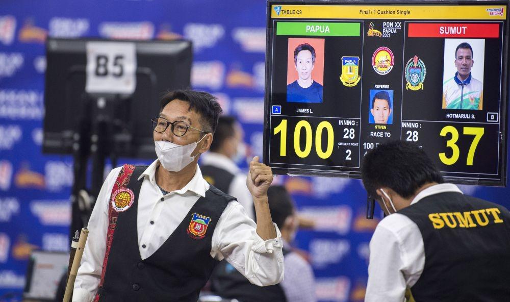 Atlet biliar Papua James Lengkang saat bertanding di PON XX Papua 2021. (ANTARA FOTO/Novrian Arbi)