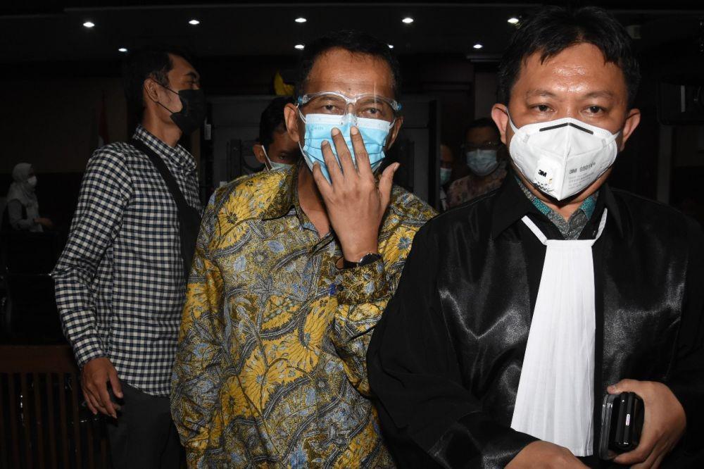 Terdakwa mantan Direktur Pemeriksaan dan Penagihan Ditjen Pajak Angin Prayitno Aji mengikuti Sidang. (ANTARA FOTO/Indrianto Eko Suwarso)