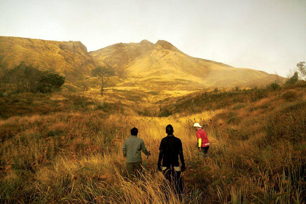 pendaki di Gunung Sumbing (unsplash.com/Bayu Syaits)