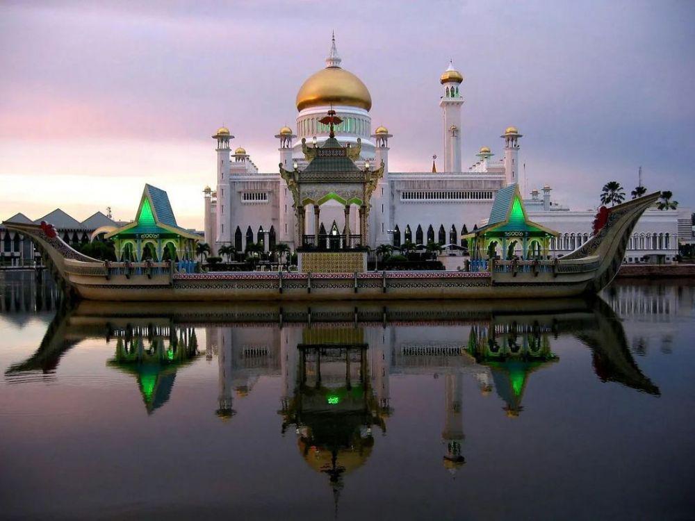 9 Potret Masjid Sultan Omar Ali Saifuddin, Kubahnya dari Emas Murni!