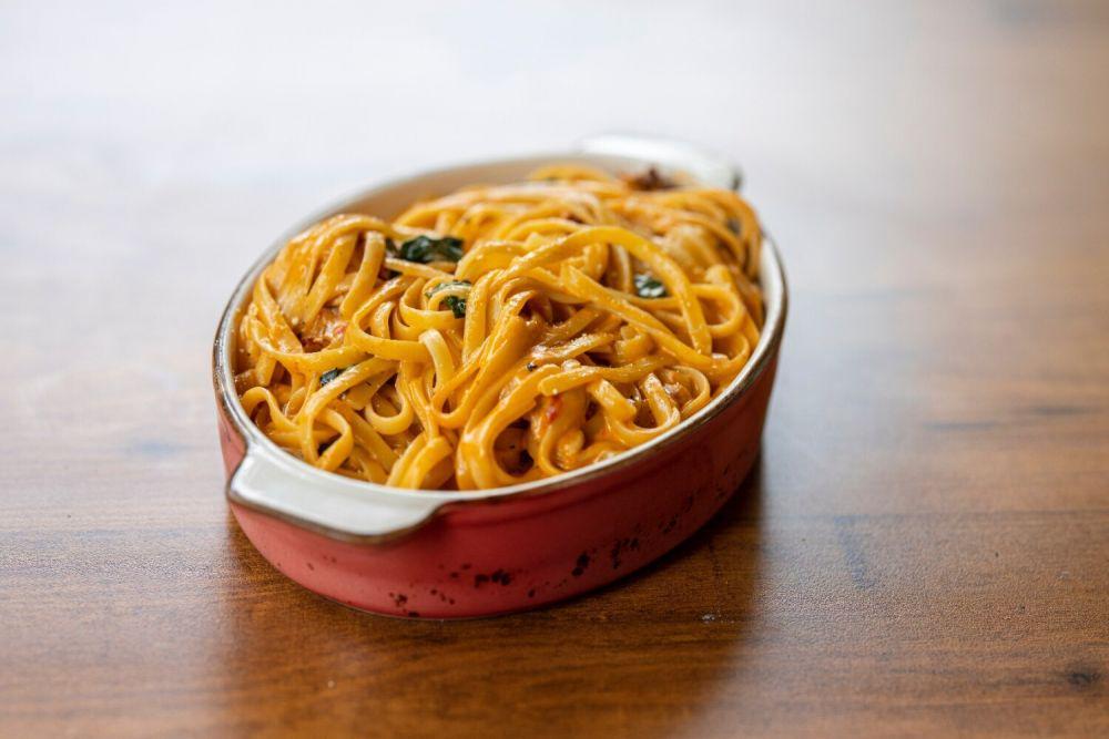 ilustrasi sriracha chicken noodle (unsplash.com/engin akyurt)