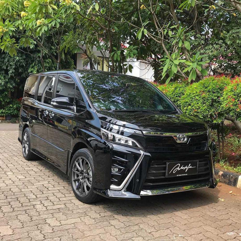 toyota voxy (instagram.com/autostyleindo)