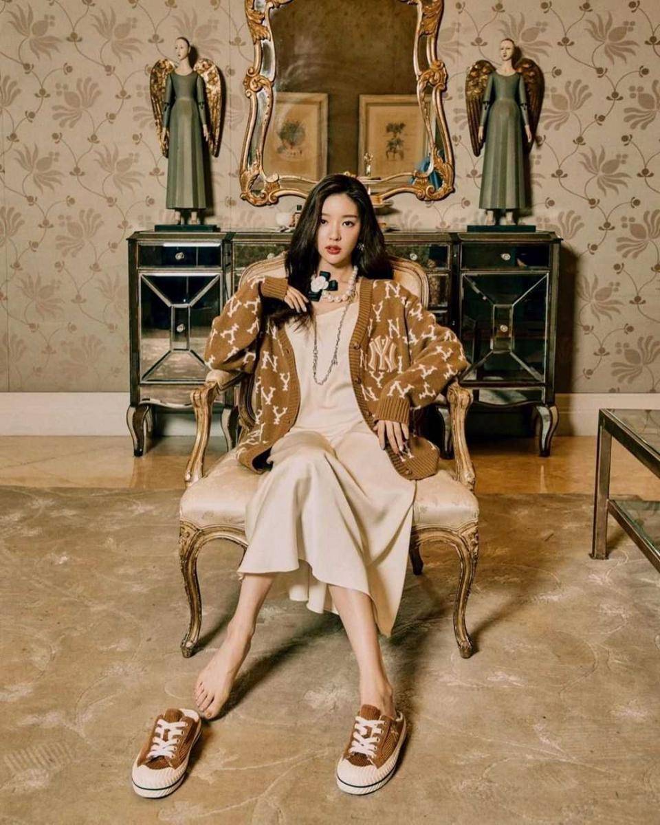 Hong Ji Yoon (instagram.com/ziyooni)