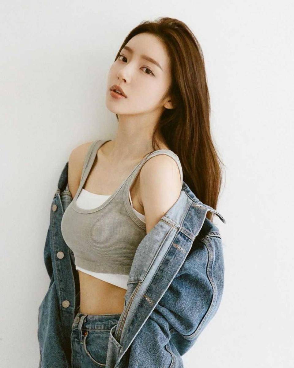 Hong Ji Yoon (instagram.com/ziyooni)