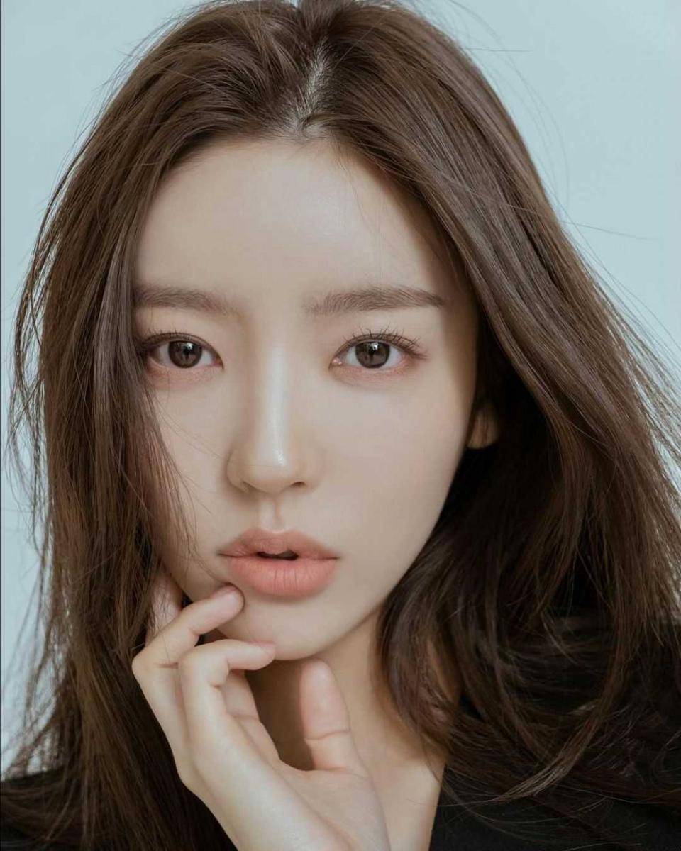 Hong Ji Yoon (instagram.com/ziyooni)