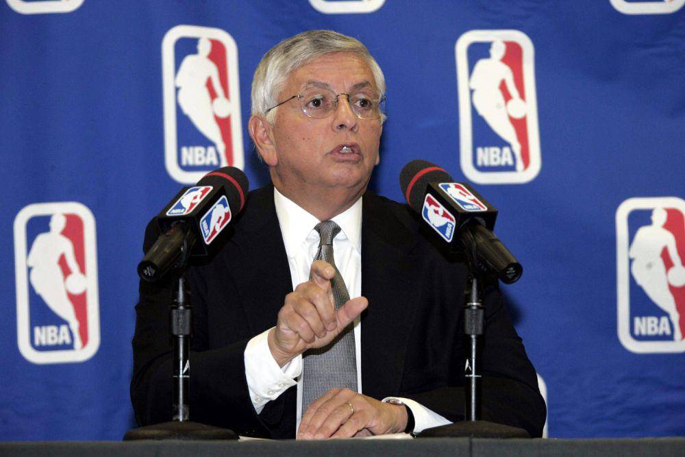 Komisioner NBA, David Stern, mengumumkan hukuman kepada para pemain yang terlibat dalam insiden Malice at the Palace. (theathletic.com)
