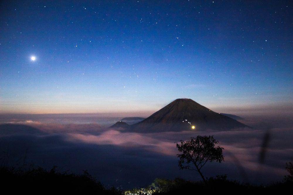 Gunung Sindoro dilihat dari Gunung Sumbing (unsplash.com/Hamzah Hanafi)