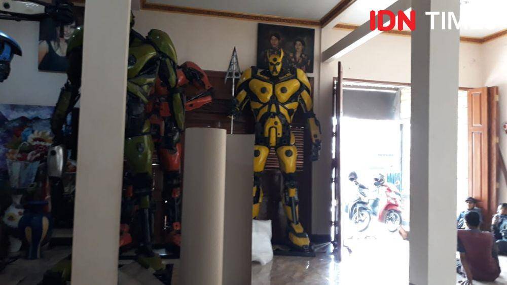 Replika robot dari bahan motor bekas ciptaan Eri.(IDN Times/Daruwaskita)