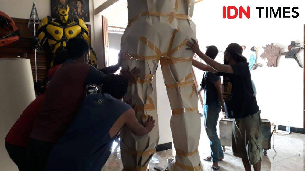 Replika robot dari bahan motor bekas ciptaan Eri.(IDN Times/Daruwaskita)