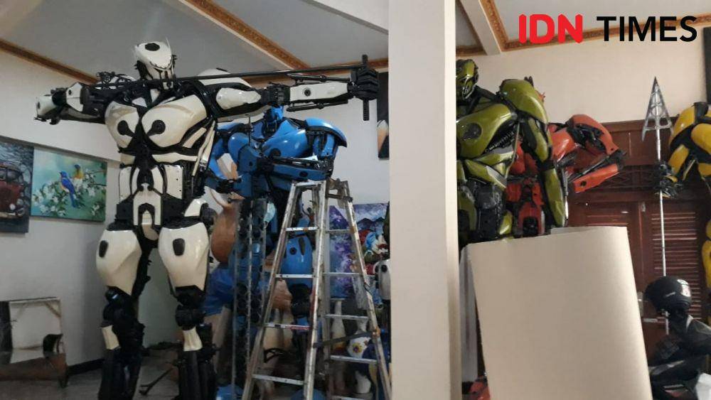 Replika robot dari bahan motor bekas ciptaan Eri.(IDN Times/Daruwaskita)