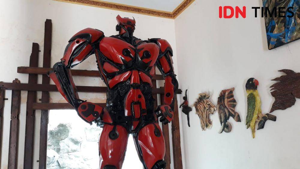 Replika robot dari bahan motor bekas ciptaan Eri.(IDN Times/Daruwaskita)