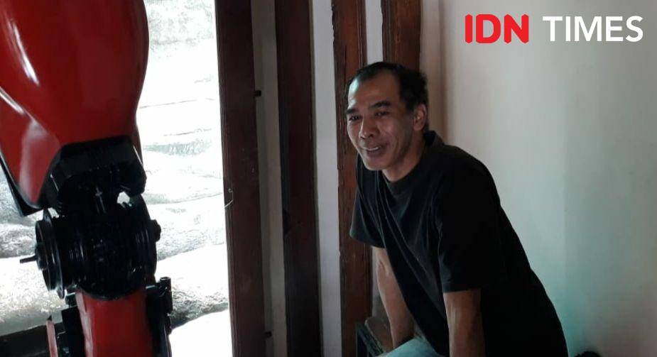 Perajin replika robot dari motor rongsokan.(IDN Times/Daruwaskita)