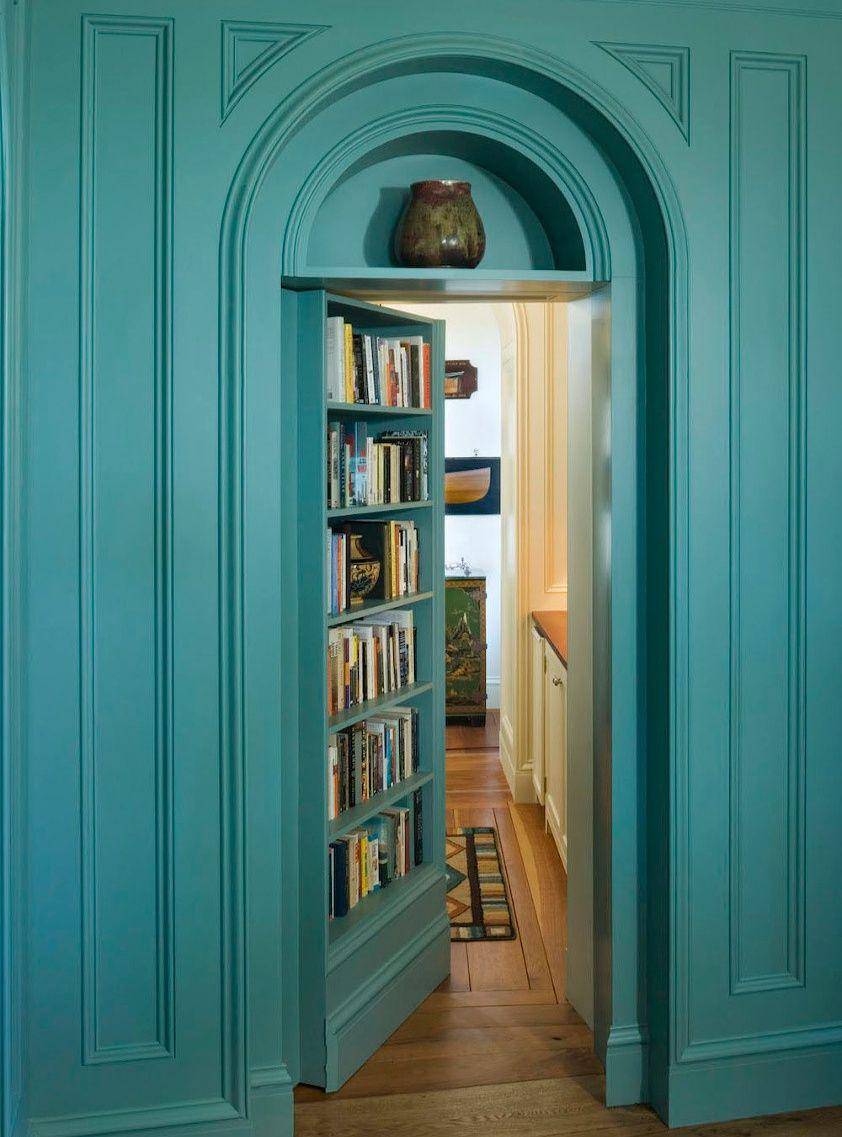 ilustrasi pintu tersembunyi dibalik rak buku (laurelberninteriors.com)