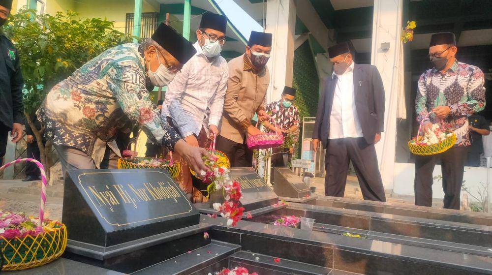 Ketum PBNU KH Said Aqil Siradj ziarah di Makam KH Bisri Syamsuri Denanyar Jombang. IDN Times/Zainul Arifin