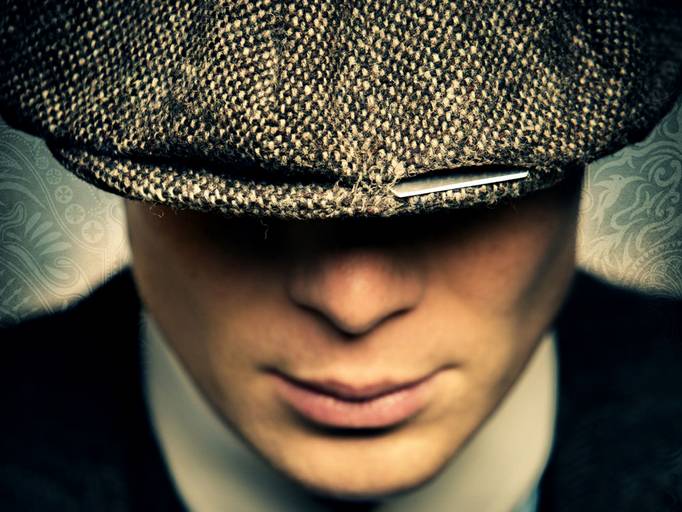 ilustrasi topi yang terselip silet dalam serial Peaky Blinders (tbivision.com)