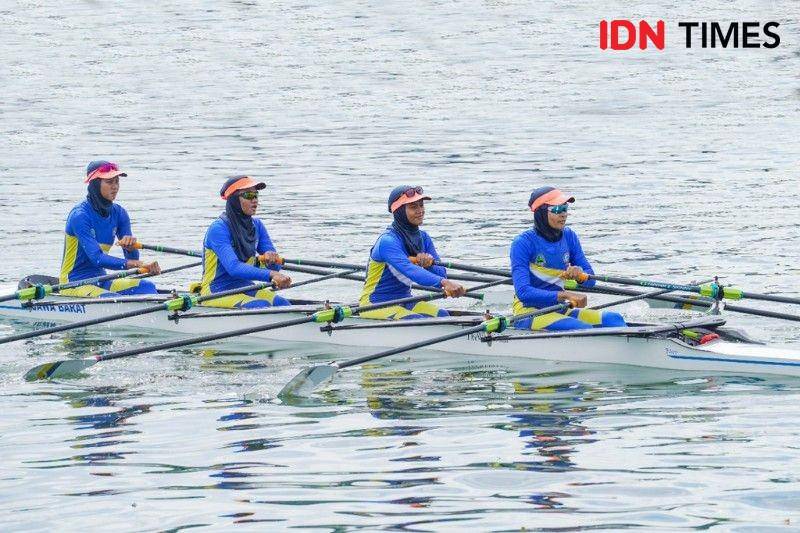 Final cabang olahraga dayung (rowing) PON XX Papua 2020 yang memperebutkan tujuh emas dalam pertandingan yang digelar di Teluk Youtefa, Kota Jayapura, Kamis (7/10/2021). (IDN Times/Tata Firza).