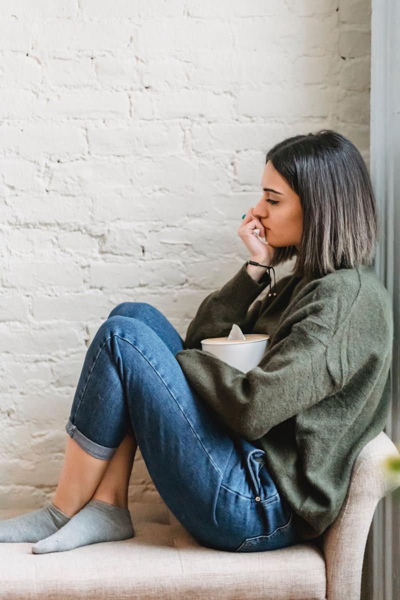 Ilustrasi wanita sedang merenung. (pexels.com/Liza Summer)