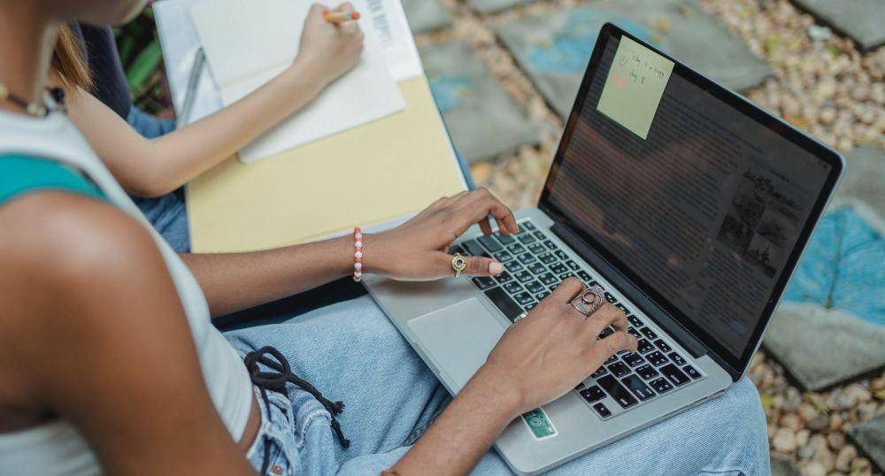 ilustrasi mengetik di laptop (pexels.com/Zen Chung)