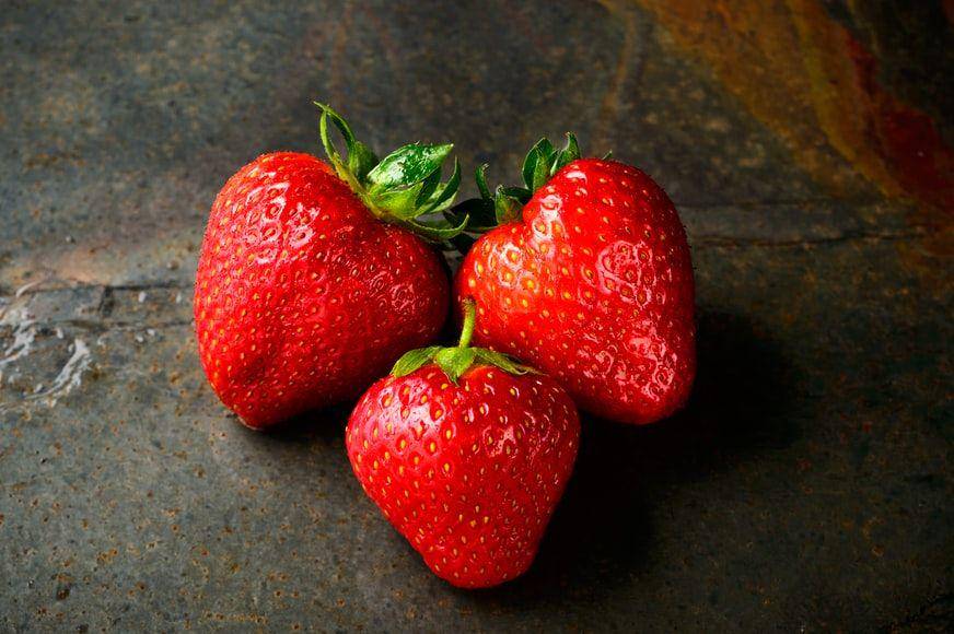 ilustrasi tiga buah stroberi (unsplash.com/Jacek Dylag)