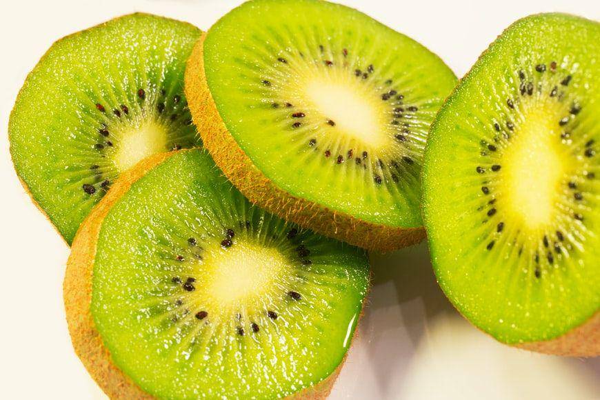 ilustrasi irisan kiwi (unsplash.com/Dan Bucko)