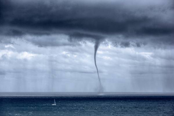 ilustrasi waterspout (media.bom.gov.au)