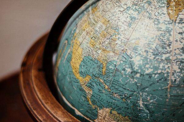 ilustrasi globe (unsplash.com/Adolfo Félix)