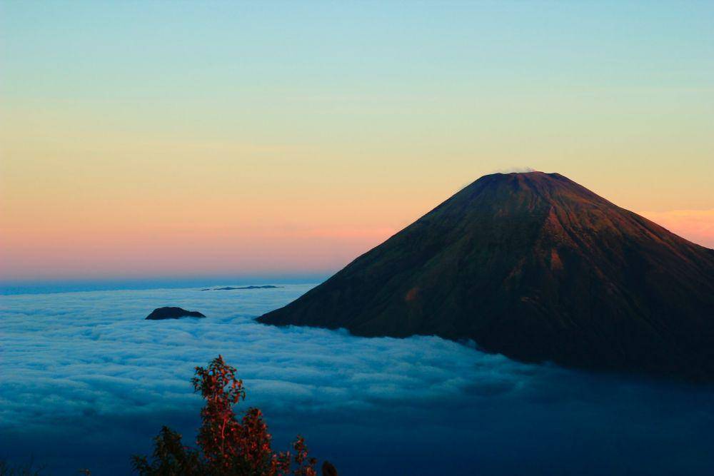 Gunung Sindoro dilihat dari Gunung Sumbing (unsplash.com/Rizki Dwi)