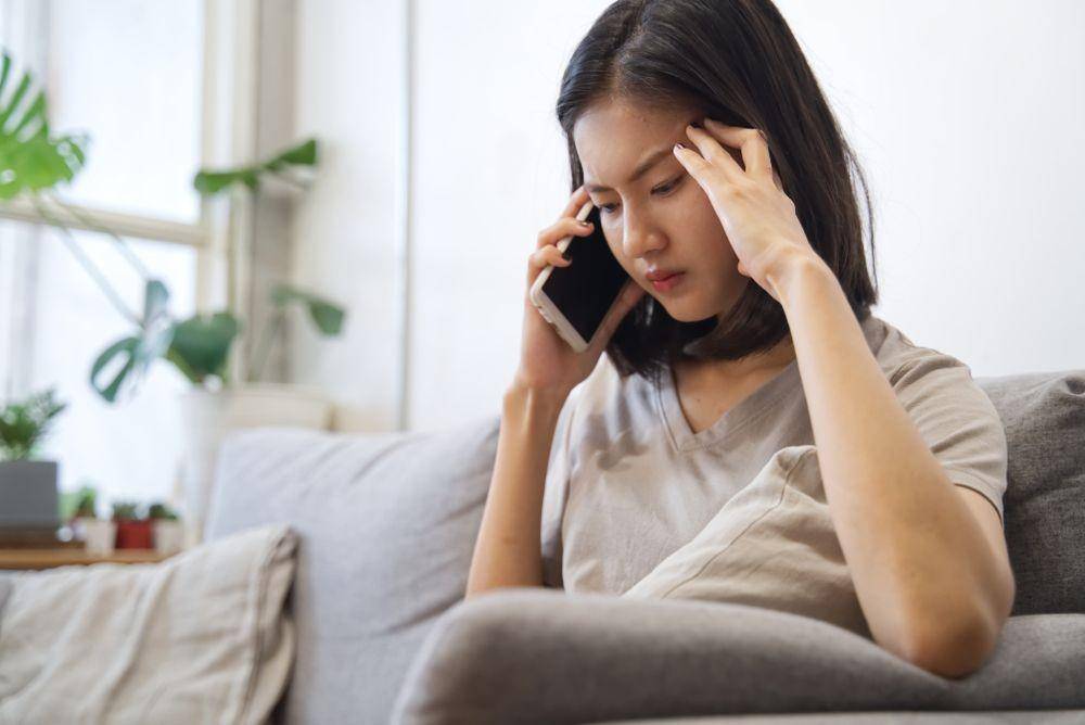 Seseorang yang mencari tahu informasi (Shutterstock/Hananeko_Studio)